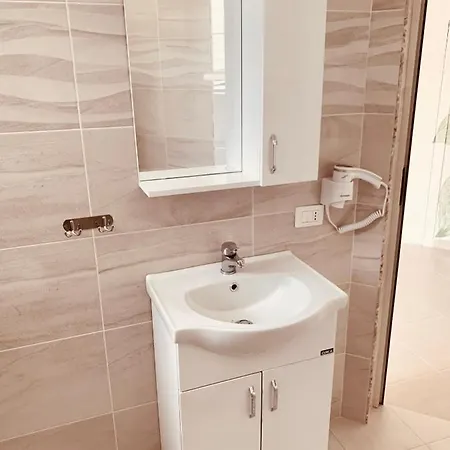 Family Tree - Water Available - Self Check In 3* Golem (Tirana)