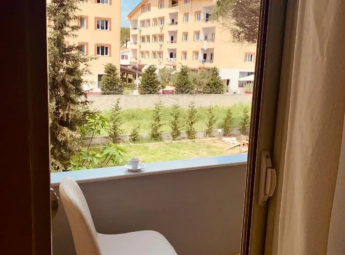 Family Tree - Water Available - Self Check In Hotel apartamentowy Golem (Tirana)