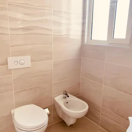 Family Tree - Water Available - Self Check In Hotel apartamentowy Golem (Tirana)